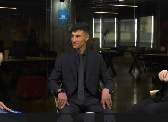 <p><span style="color:#800000"><strong>"KIŞLARI OKUYORUM, YAZLARI &Ccedil;OBANLIK YAPIYORUM"</strong></span></p>

<p><strong>Bir anda başlayan oyunculuk deneyimi hakkında konuşan Alpay Kaya ise hikayesini şu s&ouml;zlerle anlattı:</strong></p>

<p><span style="color:#800000"><strong>"Seyfettin hocayla tanıştık. K&ouml;y&uuml;m&uuml;ze geldi. Provadan &ouml;nce bir hafta senaryoyu okumuştum.&nbsp;</strong></span></p>
