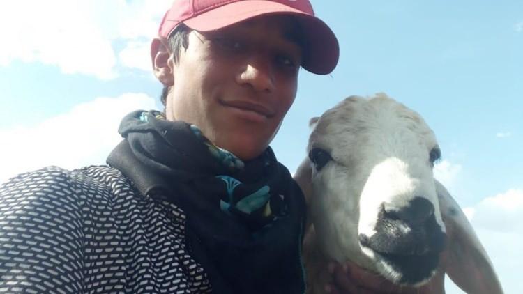 <p><span style="color:#800000"><strong>&Ccedil;OBANLIKTAN OYUNCULUĞA UZANAN SER&Uuml;VEN</strong></span></p>

<p><strong>Kars'ta kışın eğitimiyle ilgilenen, yazın da &ccedil;obanlık yapan Alpay Kaya, daha &ouml;nce hi&ccedil; sinema deneyimi olmamasına rağmen hen&uuml;z 13 yaşındayken <span style="color:#800000">"Tavşan İmaparatorluğu"&nbsp;</span>filmi i&ccedil;in&nbsp; kamera karşısına ge&ccedil;ti.</strong></p>
