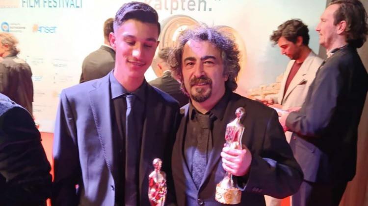 <p><strong>Y&ouml;netmen <span style="color:#800000">Seyfettin Tokmak</span>, 3 yıl &ouml;nce ikinci uzun metraj filmini &ccedil;ekmeye karar vermesinin ardından filmde rol alması i&ccedil;in gen&ccedil; oyuncu arayışına girdi.</strong></p>
