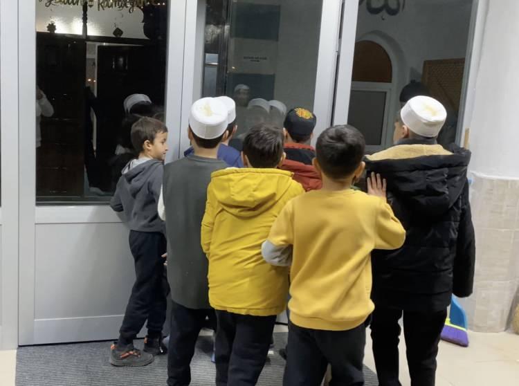 &Ccedil;orum'da cennet kuşlarına teravih sonrası anlamlı s&uuml;rpriz 