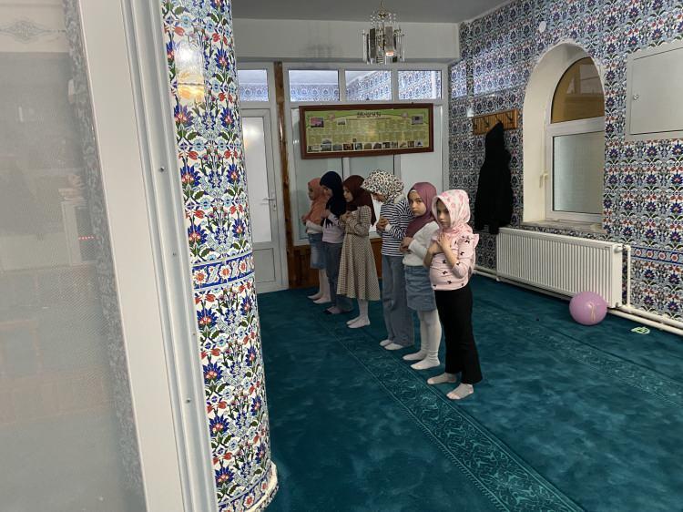 &Ccedil;orum'da cennet kuşlarına teravih sonrası anlamlı s&uuml;rpriz 