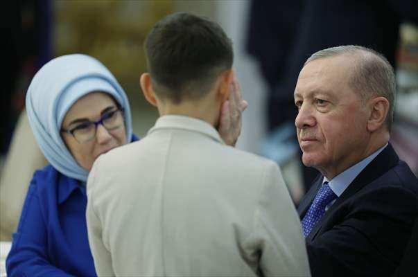 <p>Cumhurbaşkanı Erdoğan ve eşi Emine Erdoğan, Vahdettin K&ouml;şk&uuml;'ndeki programda &ccedil;ocuklarla sohbet ederek onlarla yakından ilgilendi.</p>

<p>&nbsp;</p>
