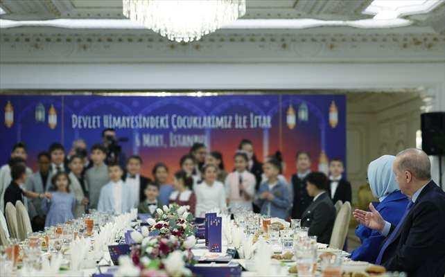 <p>Aile ve Sosyal Hizmetler Bakanı Mahinur &Ouml;zdemir G&ouml;ktaş'ın da katıldığı programda &ccedil;ocuklar, iftar sofrasında bir araya gelmenin mutluluğunu yaşadı.</p>

<p>&nbsp;</p>
