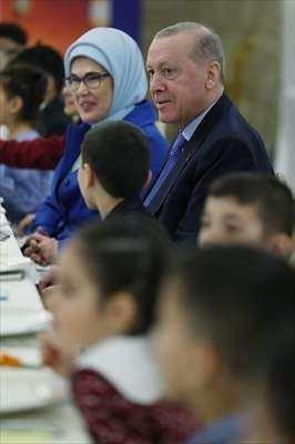 <p>Yaşları 7 ila 12 arasında değişen 23 &ccedil;ocuk, program vesilesiyle kendilerine &ouml;zel hazırlanan Hacivat-Karag&ouml;z oyununu izledi. &Ccedil;ocuklara patlamış mısır, pamuk şeker ve &ccedil;ikolata ikram edildi.</p>

<p>&nbsp;</p>
