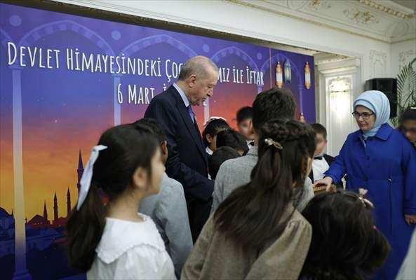 <p>Bir kız &ccedil;ocuğu, İsrail'in Gazze'ye y&ouml;nelik saldırılarına ve Gazze'de yaşanan drama dikkati &ccedil;ekmek i&ccedil;in yazdığı şiiri okudu.</p>

<p>&nbsp;</p>
