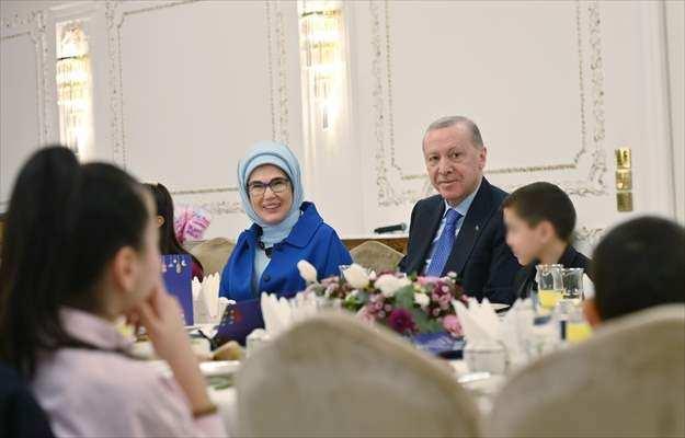 <p>Bir &ccedil;ocuğun "Sıfır Atık" konusundaki sorusu &uuml;zerine Emine Erdoğan, "D&uuml;nyadaki kaynakları hepimize yetecek şekilde kullanalım. &Ccedil;&ouml;plerimizi, d&ouml;k&uuml;len yaprakları kompost yaparak g&uuml;bre elde ediyoruz. Bu sayede kimyasal g&uuml;breden uzaklaşıyoruz." diye konuştu.</p>

<p>&nbsp;</p>
