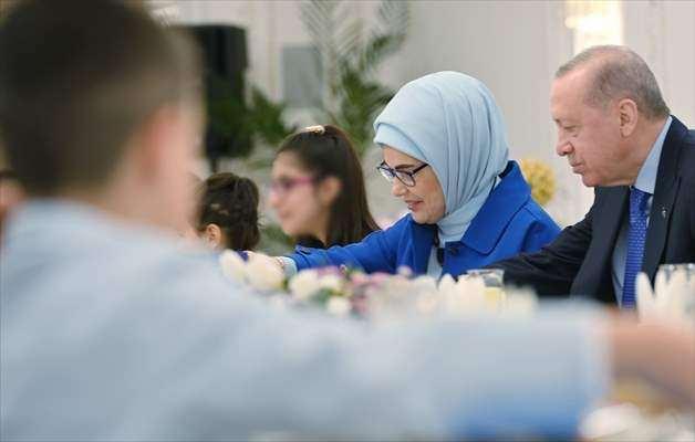 <p>Emine Erdoğan, yapılan araştırmalarda balıklarda bile plastiğe rastlandığının ortaya &ccedil;ıktığını aktararak, "Plastiklerden korunacağız. Bu sayede daha da doğal yaşayacağız." ifadesini kullandı.</p>

<p>&nbsp;</p>
