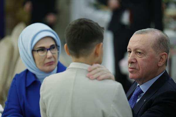 <p>&Ccedil;ocuklar, daha sonra Cumhurbaşkanı Erdoğan'a ve eşi Emine Erdoğan'a, "Tayyip amca, Emine teyze, sizinle iftar a&ccedil;mak &ccedil;ok g&uuml;zel. Sayenizde sıcacık yuvalarda kalıyoruz, sevgiyle b&uuml;y&uuml;yoruz." ifadelerinin yer aldığı ş&uuml;kran bildiren mektuplarını takdim etti.</p>

<p>&nbsp;</p>

<p>Cumhurbaşkanı Erdoğan, program sonunda &ccedil;ocuklara giysi ve kırtasiye malzemelerinden oluşan paketleri hediye olarak verdi.</p>
