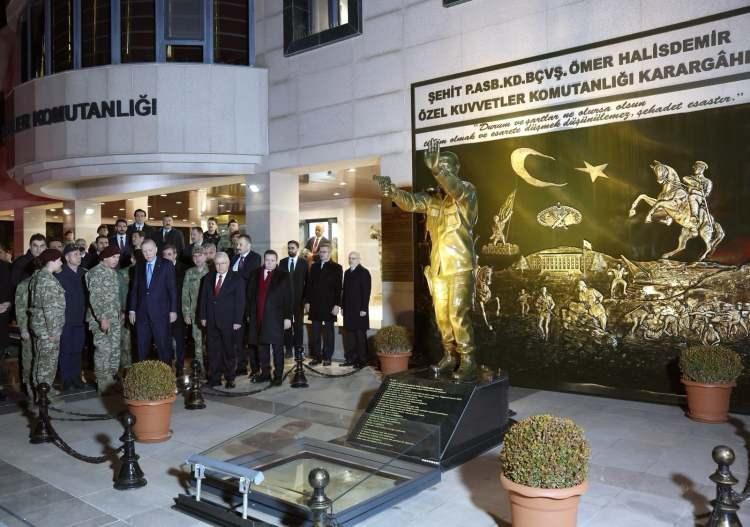 <p>&Ouml;MER HALİSDEMİR ANITI'NI ZİYARET ETTİ</p>

<p>Cumhurbaşkanı Erdoğan, iftar programının ardından &Ouml;zel Kuvvetler Komutanlığı'nda bulunun &Ouml;mer Halisdemir Anıtı'nı ziyaret etti.&nbsp;</p>
