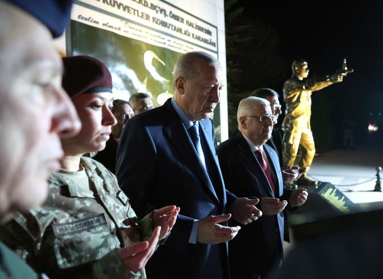 <p>Cumhurbaşkanı Erdoğan'ın beraberinde Milli Savunma Bakanı Yaşar G&uuml;ler, Genelkurmay Başkanı Orgeneral Sel&ccedil;uk Bayraktaroğlu, Deniz Kuvvetleri Komutanı Oramiral Erc&uuml;ment Tatlıoğlu, Hava Kuvvetleri Komutanı Orgeneral Ziya Cemal Kadıoğlu, Kara Kuvvetleri Komutanı Orgeneral Metin Tokel, Bakan Yardımcıları Bilal Durdalı, Musa Heybet ve Salih Ayhan ile Genelkurmay İkinci Başkanı Orgeneral Levent Erg&uuml;n de yer aldı. 15 Temmuz hain darbe girişimi sırasında burada şehit olan &Ouml;mer Halisdemir, Cumhurbaşkanı Erdoğan ve askerlerin dualarıyla anıldı.&nbsp;</p>
