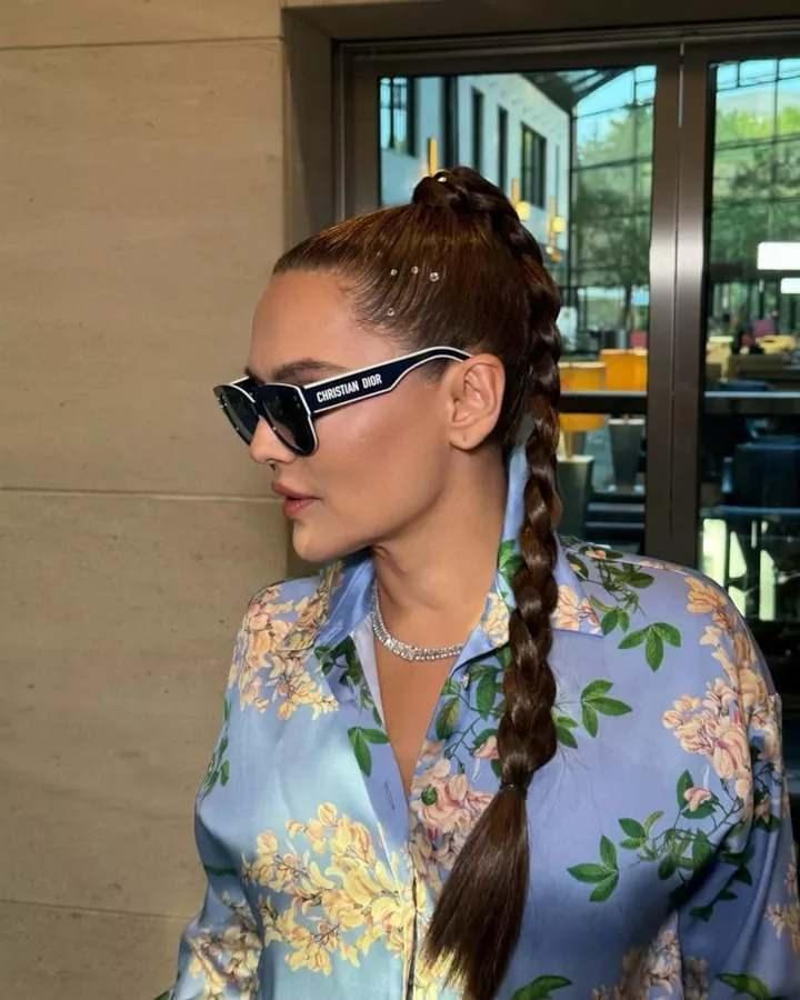 <p><strong><span style="color:#B22222">AİLESİYLE DUBAİ'DEYDİ</span></strong></p>
