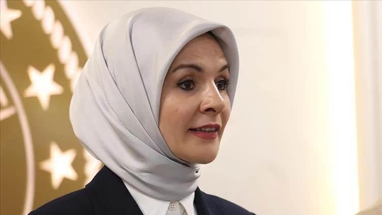 <p><strong>Bakanlığın doğum iznine ilişkin &ccedil;alışmasını tamamlandığını dile getiren G&ouml;ktaş, <span style="color:#800080"><em>"16 haftadan 24 haftaya &ccedil;ıkmasını &ouml;nerdik. Doğum &ouml;ncesi 8 haftanın annelerimiz isterse 6 haftasını doğum sonrasına ekleyerek s&uuml;reci bu şekilde tamamlayacağız. Mevcutta izinde olanlar otomatik olarak bu d&uuml;zenlemeden aynı haftalar kapsamında yararlanacak."</em></span>&nbsp;s&ouml;zlerini kullandı.<em>​</em></strong></p>
