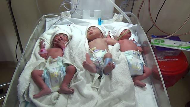 <p><strong>İkiz veya daha fazla bebek bekleyen anneler i&ccedil;in bu s&uuml;re 26 haftaya kadar &ccedil;ıkabilecek. S&uuml;renin tamamlanmasının ardından anneye &uuml;cretsiz izin verileceği s&ouml;yleniyor.</strong></p>
