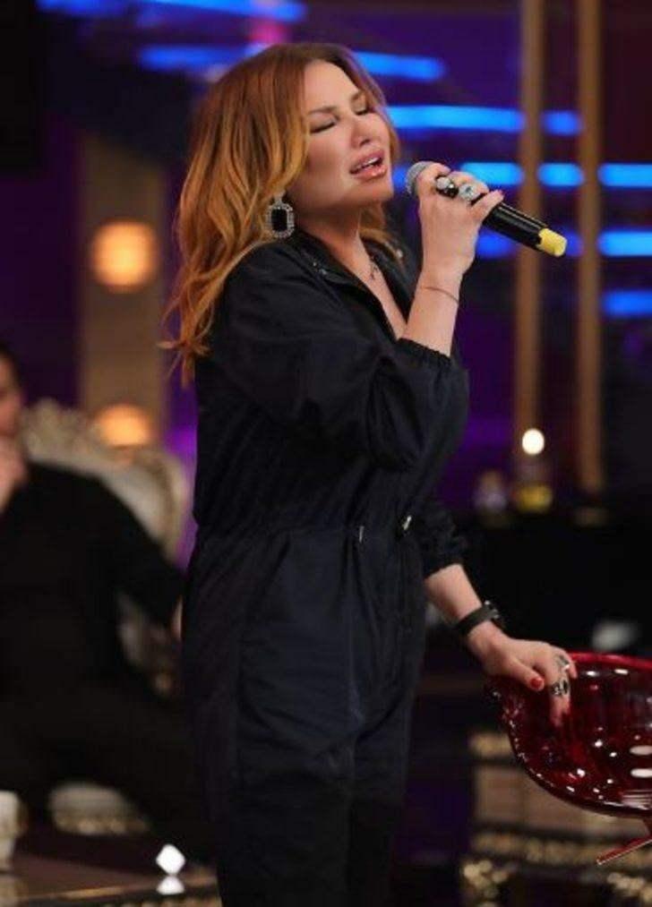 <p><span style="color:#FF0000"><strong>TAKİP&Ccedil;İLERİNİ UYARDI: L&Uuml;TFEN DİKKAT EDİN!</strong></span></p>

<p><strong>S&ouml;z konusu aramaların kendisi ile hi&ccedil;bir ilgisi olmadığına işaret eden Seki, paylaşımında şu ifadelere yer verdi:</strong></p>

<p><strong>"Son g&uuml;nlerde, yabancı bir numara &uuml;zerinden kendisini Deniz Seki olarak tanıtıp insanlarla iletişime ge&ccedil;meye &ccedil;alışan bir dolandırıcı olduğu tespit edilmiştir.</strong></p>
