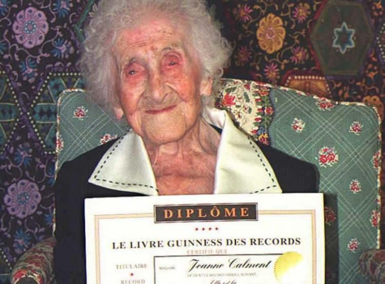 <p><span style="color:#FF0000"><strong>VAZGE&Ccedil;EMEDİĞİ İKİ BESİN: ZEYTİNYAĞI VE &Ccedil;İKOLATA</strong></span></p>

<p><strong>Calment'in sık sık t&uuml;kettiğini s&ouml;ylediği besinler 'zeytinyağı' ve '&ccedil;ikolata'. Peki, bu besinler sağlıklı yaşamın sırrı olabilir mi?</strong></p>
