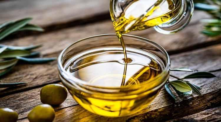 <p><strong>Sağlıklı yaşam uzmanı Tyler Woodard, zeytinyağı i&ccedil;in "Zeytinyağı, sağlıklı yağları ve sağlık koşullarını ve hastalıkları azaltmaya yardımcı olmasıyla &ccedil;ok bilinmektedir" değerlendirmesinde bulunuyor.</strong></p>
