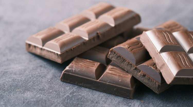 <p><span style="color:#FF0000"><strong>&Ccedil;İKOLATANIN ETKİSİ NEDİR?</strong></span></p>

<p><strong>Jeanne'nin bir diğer sırrı: &ccedil;ikolata. Haftada iki kilo &ccedil;ikolata ve her &ouml;ğ&uuml;n tatlı yiyen Jeanne'nin lezzet sırrı aynı zamanda sağlık i&ccedil;in de faydalı etkiler sunuyor.</strong></p>
