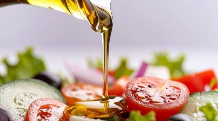 <p><span style="color:#FF0000"><strong>ZEYTİNYAĞI T&Uuml;KETEN KİŞİLERİN HASTALIKLARA YAKALANMA ORANI DAHA D&Uuml;Ş&Uuml;K</strong></span></p>

<p><strong>Aynı şekilde Harvard &Uuml;niversitesi'ndeki araştırmacılar da zeytinyağı t&uuml;ketiminin v&uuml;cut i&ccedil;in faydalarına vurgu yaparak; daha y&uuml;ksek miktarda zeytinyağı t&uuml;keten kişilerin, zeytinyağını hi&ccedil; t&uuml;ketmeyen veya neredeyse hi&ccedil; t&uuml;ketmeyen insanlara kıyasla, erken &ouml;l&uuml;m riski ve kardiyovask&uuml;ler hastalık, kanser ve n&ouml;rodejeneratif hastalıklara yakalanma riskini azaltabileceğini belirtti.</strong></p>
