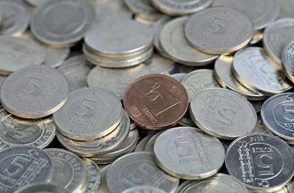 <p><span style="color:#B22222"><em><strong>Son yıllarda koleksiyonerlerin adeta g&ouml;zdesi haline gelen belirli madeni paralar her ge&ccedil;en daha da rağbet g&ouml;r&uuml;yor. Son olarak, 1948 yılına ait hatalı punto baskılı T&uuml;rk 1 kuruşu 200 liraya alıcı buldu.&nbsp;</strong></em></span></p>
