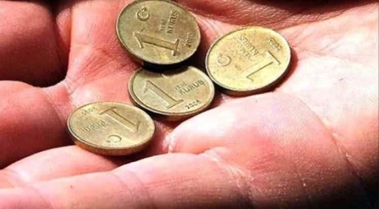 <p>1948 yılında basılan delikli 1 kuruşu emsallerinden ayıran en &ouml;nemli &ouml;zellik, basım sırasında meydana gelen &ldquo;kalın punto&rdquo; hatasıdır.&nbsp;</p>
