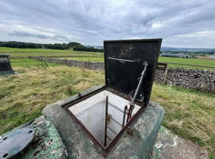 <p>Rusya&rsquo;da Sovyet d&ouml;neminden kalma ve g&uuml;n&uuml;m&uuml;zde hala faaliyet g&ouml;sterdiği d&uuml;ş&uuml;n&uuml;len gizli yeraltı tesisler, askeri komuta merkezleri ve b&uuml;y&uuml;k sığınak kompleksleri mevcut.</p>

<p>&nbsp;</p>

<p>&Ouml;zellikle Mezhgorye yakınlarındaki Mount Yamantau gibi b&ouml;lgelerde devletin &uuml;st d&uuml;zey koruma tesislerinin yer aldığı iddia ediliyor; bunlar halen b&uuml;y&uuml;k &ouml;l&ccedil;&uuml;de gizli tutuluyor.</p>
