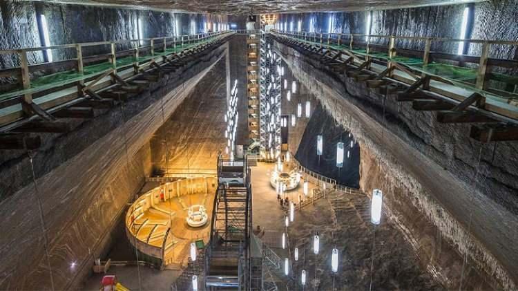 <p>Finlandiya&rsquo;da hem sivil hem de askeri ama&ccedil;la kullanılan binlerce yeraltı sığınağı ve beton tahkimat sistemi vardır.</p>

<p>Sığınaklar genellikle evlerin, iş yerlerinin bodrumlarıyla entegre edilir ve &ccedil;eşitli savunma ama&ccedil;ları i&ccedil;in hazırlanmıştır</p>
