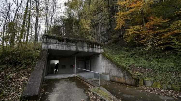 <p>İsvi&ccedil;re, n&uuml;fusunun her bireyini koruyacak kadar devasa bir n&uuml;kleer ve hava saldırısı sığınağı ağına sahip.</p>

<p>Yaklaşık 370.000 sığınak bulunuyor ve bu sayı &uuml;lke n&uuml;fusunu fazlasıyla karşılıyor bir kişi i&ccedil;in bile yer bırakacak kadar b&uuml;y&uuml;k. Bunların &ccedil;oğu apartmanların ya da toplu binaların altında gizli.</p>
