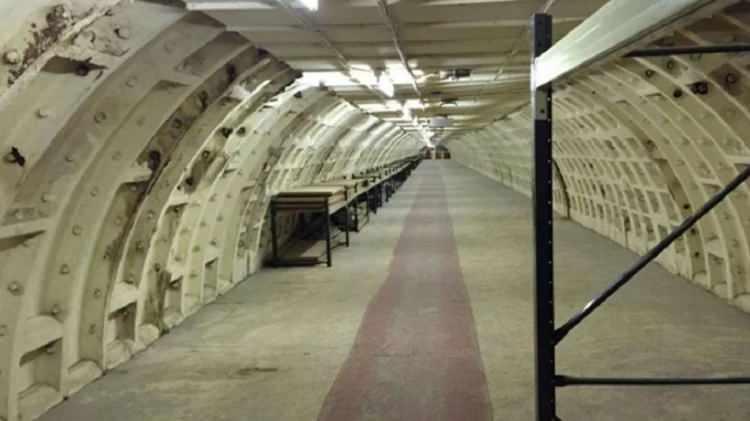 <p>Bu sığınaklar sadece askeri ama&ccedil;la değil, sivil koruma i&ccedil;in inşa edilmiştir ve n&uuml;kleer, kimyasal ve biyolojik tehditlere karşı dayanıklı olacak şekilde tasarlanmıştır.</p>

<p>Yani İsvi&ccedil;re, <strong><em>&ldquo;&ccedil;ok sığınağa sahip &uuml;lke&rdquo;</em> </strong>sıralamasında a&ccedil;ık ara &ouml;nde geliyor.</p>
