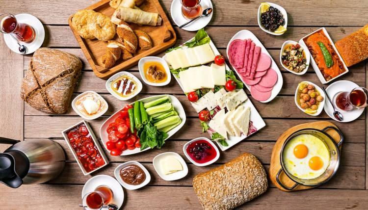 <p><strong>2. T&Uuml;RK KAHVALTISI</strong></p>

<p>Listenin ikinci sırasında d&uuml;nyaca meşhur T&uuml;rk Kahvaltısı yer aldı.</p>
