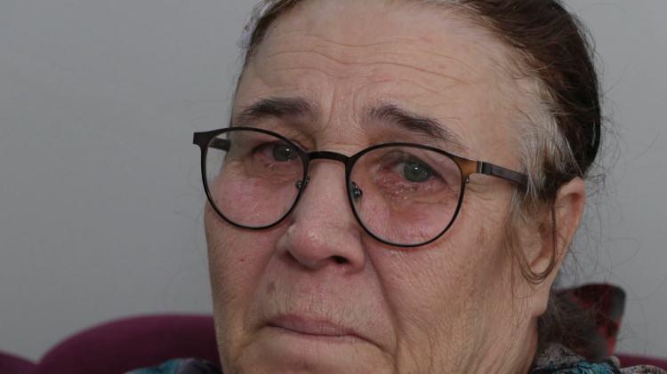 <p><span style="color:#A52A2A"><strong>"KAFAMA 7 DİKİŞ ATILDI"</strong></span></p>

<p>&nbsp;</p>

<p>Husumetin nasıl başladığını anlatan Hatice Altay,&nbsp;<strong><em>"Aşağıda &ccedil;ay i&ccedil;iyorduk. Komşu, 'Burada &ccedil;ay i&ccedil;meyin' dedi. Biz niye diye sorunca 'oğlan istemiyor' dedi. Hava sıcaktı, herkes kapıda oturup i&ccedil;iyordu. Bizde &ccedil;ıktık, kapıda oturduk. &Ccedil;ay i&ccedil;iyorduk, onun kafasına nereden esti bilmiyorum. '&Ccedil;ocuk istemiyor, oturmayın dedik ama yine oturdunuz' dedi. Bu olay bir yıl &ouml;nce oldu. Sonra komşular kurtardı. Bir yıldır taktı bize. D&uuml;n 16.00-16.30 sıralarıydı.&nbsp;</em></strong><strong><em>Alışveriş yapmak i&ccedil;in bakkala geldik. Ordan eve d&ouml;nerken o buradaymış. Bizi g&ouml;zetliyordu. Bize doğru geldiğini g&ouml;r&uuml;nce, eşime bu tarafıma ge&ccedil; dedim. Bana doğru k&uuml;f&uuml;r edere gelince kaldırdım elimdeki sopayı ama kuvvetim yetmedi. İki eliyle elimdeki sopayı aldı, koluma kafama vurdu. Başladı beynime vurmaya. Ondan sonra ka&ccedil;tı. Millet toplaşırken kimin ne yaptığını kimse de g&ouml;remedi. Herkes ne oldu ne oldu diye soruyor.</em></strong></p>

<p>&nbsp;</p>

<p><strong><em>Kafam kanadı. Ambulans &ccedil;ağırdık. Ondan sonra şikayet ettik. 'Anlaşalım' dedi. Anlaşmadım, &ccedil;&uuml;nk&uuml; kafam gidiyor. Anlaşsam da anısı olacak. 'Davayı &ccedil;ek' diyor. Nasıl &ccedil;ekeyim. Bana bir şey yapmayacağı garanti mi?&nbsp;Kafamda 7 dikiş var. &Ccedil;ok korkuyorum, ben sopayla gittim ama sopa da fayda etmiyor. Korkuyorum &ccedil;&uuml;nk&uuml; birimizi &ouml;ld&uuml;rmeden bırakmayacak. Değişik iftiralar atıyor. 'Niye benim bacıma s&ouml;vd&uuml;n' diye iftira atıyor. Benim k&uuml;f&uuml;r falan ettiğim yok. Dışarı &ccedil;ıkamıyoruz, bir şey alamıyorum. Onlar &ccedil;ıkıyor, alıyor ekmeğini, geziyorlar tozuyorlar ama biz bu evden &ccedil;ıkamıyoruz. Can g&uuml;venliğim yok." </em></strong>dedi.</p>
