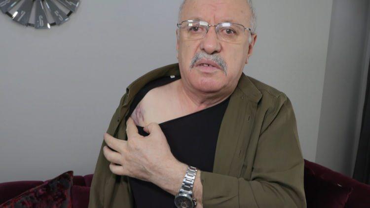 <p><span style="color:#A52A2A"><strong>"HAYATIMIZDAN ENDİŞEMİZ VAR"</strong></span></p>

<p>&nbsp;</p>

<p>İsmet Altay, yaşadıkları dehşeti ş&ouml;yle anlattı:&nbsp;</p>

<p>&nbsp;</p>

<p><strong><em>"Biz eşimle d&uuml;n markete gittik. Daha &ouml;nce evden &ccedil;ıkamıyordum yani eşime rica ettim, 'Beraber gidelim markete' dedim. Oradan gelirken bize saldırdı. Bir yıldan beri devam eden bir s&uuml;re&ccedil;tir yani; biz o bakımdan korkuyoruz. Korktuğumuz i&ccedil;in eşimle beraber &ccedil;ıktık. &Ccedil;ıkınca bu sefer bize saldırdı. </em></strong></p>

<p>&nbsp;</p>

<p><strong><em>Eşimin kafasını yardı, bende de hasar var. Ambulans yetişince hastaneye gittik. Polise gittik, ifadeyi verdik, eve geldik. Evde 'merdivenlerden geliyor mu' diye dışarı &ccedil;ıktık ve tekrar dışarıda araba arkasına saklandığını g&ouml;rd&uuml;k. Arabanın arkasından babası saldırdı, elinde soda şişesi vardı. B&uuml;y&uuml;k kızımın kafasına vurdu. Ondan sonra gitti bastonu aldı. Bizi d&ouml;vmek i&ccedil;in baston taşıyor. Ondan sonra kızlarıma vurmaya ve eşime vurmaya başladı. Babası da bana geldi. İki kişiler, kimse yok. 'Komşular yetişin, komşular yetişin' diye bağırmaya başladım.&nbsp;</em></strong></p>
