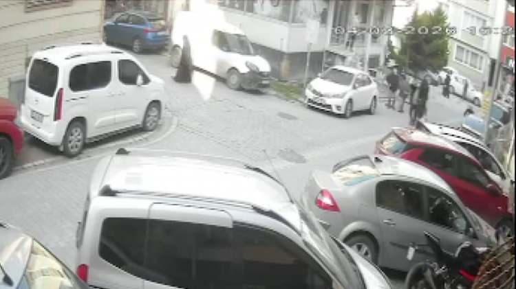 <p>Olayın, Osmangazi Mahallesi'nde 2025 yaz aylarında İsmet Altay ve eşi Hatice Altay'ın evlerinin &ouml;n&uuml;nde komşularıyla &ccedil;ay i&ccedil;mesiyle başladığı iddia edildi.</p>

<p>&nbsp;</p>

<p>Binada yaşayan bir kişi ve babasının, &ccedil;ifti k&uuml;f&uuml;r ve tehdit ederek uyardıktan sonra Altay &ccedil;iftini sopa ve sandalyelerle darbettiği &ouml;ne s&uuml;r&uuml;ld&uuml;.</p>
