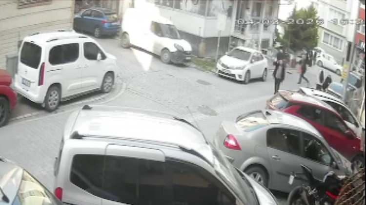 <p><span style="color:#A52A2A"><strong>G&Ouml;ZALTINA ALINIP SERBEST BIRAKILDI&nbsp;</strong></span></p>

<p>&nbsp;</p>

<p>Olayların ardından &ccedil;ok kez g&ouml;zaltına alındıktan sonra serbest bırakıldıkları iddia edilen baba ve oğulun aileye y&ouml;nelik şiddetinin s&uuml;rd&uuml;ğ&uuml; &ouml;ne s&uuml;r&uuml;ld&uuml;.</p>

<p>&nbsp;</p>

<p>Komşularıyla karşılaşmamak i&ccedil;in evden &ccedil;ıkamadıklarını s&ouml;yleyen Altay ailesi, markete bile gidemediklerini ve hayatlarının tehlikede olduğunu belirtti.</p>
