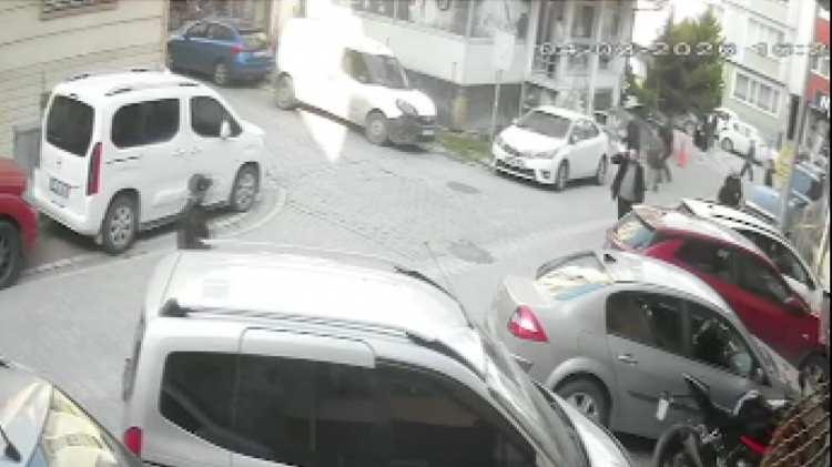 <p><strong><em>Sonra tekrar ikinci kere hastaneye gittik. Sonra tekrar ifade vermek i&ccedil;in karakola gittik. Biz gitmeden &ouml;nce kendisi gitmiş karakola. Polis karakoluna gittiğimizde o oradaydı. İfadesini vermiş gitmiş. Hayatımızdan endişemiz var. Kız işe gidiyor, giderken başına bir şey geldi mi? Yolda kaldı mı? Devamlı birbirimizle telefonda konuşuyoruz. Kızımı işe giderken hep buradan takip ediyorum."</em></strong></p>
