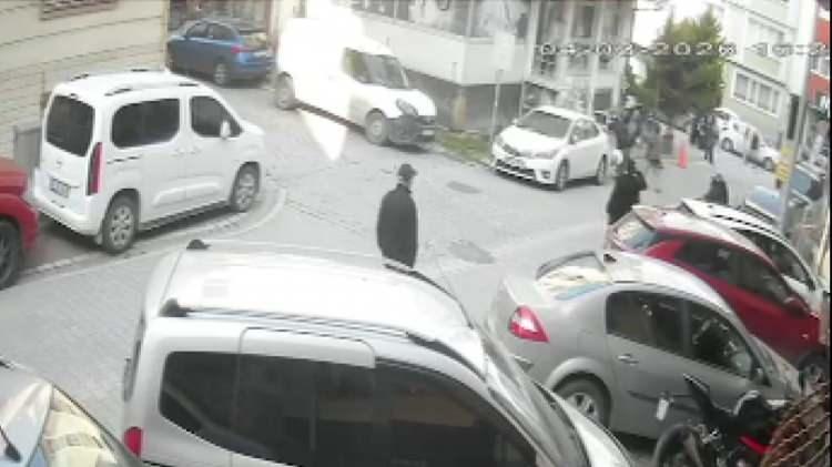 <p>Daha sonra polise giderek saldırgan komşularından şikayet&ccedil;i olan &ccedil;iftin ifadesi alındı. G&ouml;zaltına alınan ş&uuml;phelinin emniyetteki işlemlerinin ardından adliyeye sevk edileceği &ouml;ğrenildi.</p>
