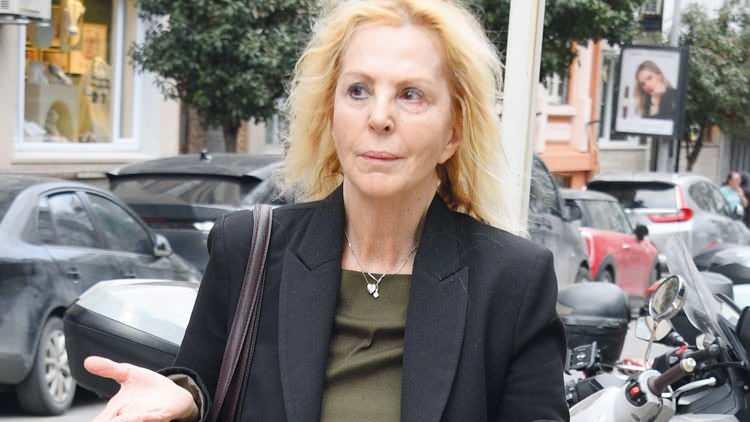 <p><strong>Doğal g&uuml;zelliğiyle dikkatleri &uuml;zerine &ccedil;eken 75 yaşındaki oyuncu, gazetecilerin "Sizi ekranlarda g&ouml;remiyoruz" sorusuna ise "İş yapmadığım i&ccedil;in g&ouml;remezsiniz" diyerek yanıt verdi.</strong></p>
