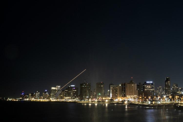 <p>ABD-İsrail-İran savaşı g&uuml;n ge&ccedil;tik&ccedil;e şiddetini artırarak devam ederken Tel Aviv&rsquo;de mahsur kalan Hindistan merkezli Sandha News muhabiri Braj Mohan Singh, İsrail&rsquo;deki sans&uuml;r ve bilgi kısıtlamalarını &ccedil;arpıcı bi&ccedil;imde kaydettiği videoda anlattı.</p>
