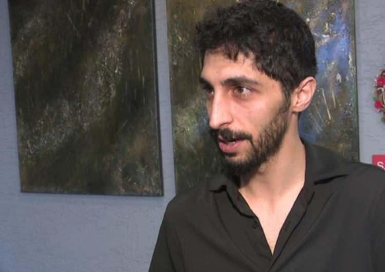 <p><span style="color:#FF0000"><strong>BOMBA İDDİALAR ORTALIĞI KARIŞTIRDI</strong></span></p>

<p><strong>Dedesinin babası Ahmet Tatlıses&rsquo;i &ouml;ld&uuml;rtmek i&ccedil;in tetik&ccedil;i tuttuğunu &ouml;ne s&uuml;ren Mert Tatlıses, şu ifadeleri kullandı:</strong></p>

<p><strong>"İbrahim Bey yani &ouml;z dedem babam i&ccedil;in tetik&ccedil;i tuttu. &lsquo;Kanlı g&ouml;mleği &ouml;n&uuml;me gelsin&rsquo; dedi, kayıtları var.</strong></p>
