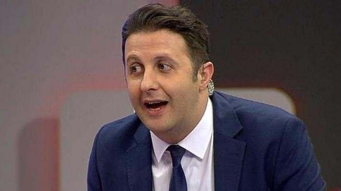 <p><span style="color:#B22222"><strong>"HEPİMİZ G&Uuml;VENDEYİZ"</strong></span></p>

<p><strong>"Umarım tez zamanda d&ouml;neriz" diyerek ailesinin de Dubai'de kendisiyle olduğunu dile getiren Ayrık, paylaşımında şu ifadelere yer verdi:</strong></p>

<p><strong>"27 Şubat itibariyle "Bir Baba Hamlet" oyunu i&ccedil;in Dubai'ye geldik. Bug&uuml;n d&ouml;nmeyi planlıyorduk. Ancak hepinizin malumu sebeplerden dolayı d&ouml;nemiyoruz.&nbsp;</strong></p>
