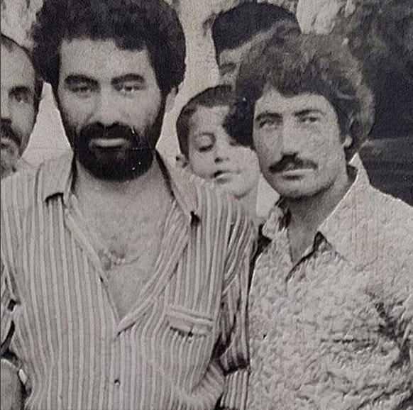 <p><span style="color:#FF0000"><strong>İNŞAATLARDA &Ccedil;ALIŞARAK HAYATINI KAZANMIŞ</strong></span></p>

<p><strong>Gen&ccedil;lik yıllarında ise inşaatlarda &ccedil;alışan Tatlıses, "soğuk demir ustalığı" yaparak hayatını kazanmış. Ağır iş koşullarına rağmen pes etmeyen ve azimle &ccedil;alışan Tatlıses'in keşfedilme anı da tam bu s&uuml;rece denk geliyor.</strong></p>
