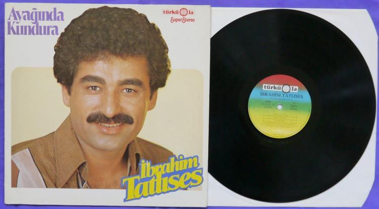 <p><strong>1974 yılında "Ayağında Kundura" t&uuml;rk&uuml;s&uuml;yle ş&ouml;hret kapılarını aralayan Tatlıses, m&uuml;zik d&uuml;nyasının en &ccedil;ok tanınan isimlerinden biri haline geldi.</strong></p>
