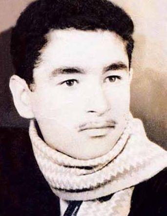 <p><span style="color:#FF0000"><strong>SİNEMADA SU SATICILIĞI YAPMIŞ!</strong></span></p>

<p><strong>Okuma yazma bilmeyen ve k&uuml;&ccedil;&uuml;k yaşlarda &ccedil;eşitli işlerde &ccedil;alışmaya başlayan Tatlıses, ilk olarak "Haydi buz gibi su!" diye bağırarak sinemalarda su satıcılığı yapmış.</strong></p>
