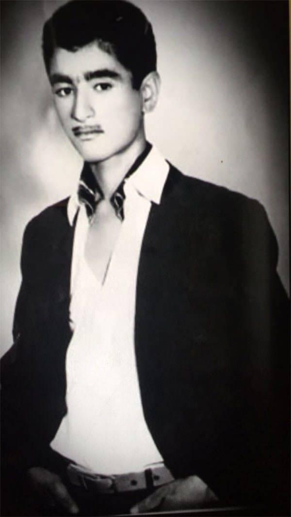 <p><span style="color:#FF0000"><strong>"YEDİĞİM TOKATLAR BENİ BURAYA GETİRDİ"</strong></span></p>

<p><strong>O d&ouml;nemlerin kendisi i&ccedil;in zor olduğunu s&ouml;yleyen Tatlıses, su satarken bir g&uuml;n sinemada oturan bir adamın kendisine tokat attığı anı hayatının d&ouml;n&uuml;m noktası olarak nitelendirmişti.&nbsp;</strong></p>
