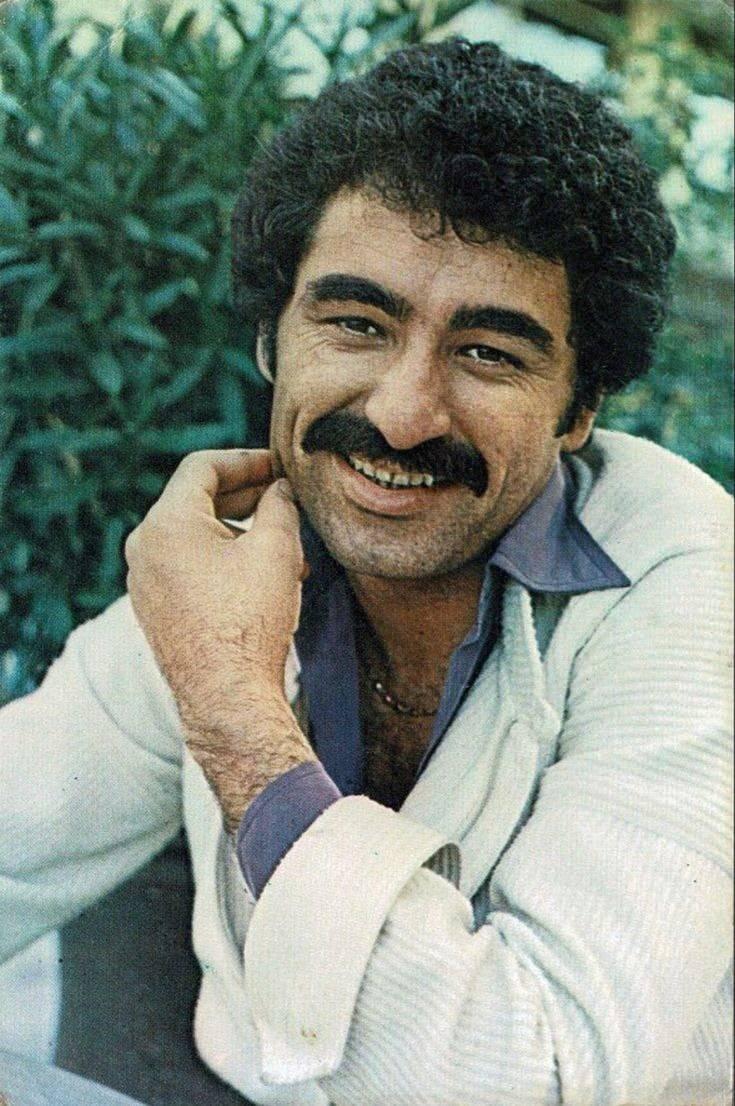 <p><span style="color:#FF0000"><strong>ADANALI BİR SİNEMACI TARAFINDAN KEŞFEDİLDİ</strong></span></p>

<p><strong>G&uuml;&ccedil;l&uuml; sesiyle Adanalı bir sinemacının dikkatini &ccedil;eken Tatlıses, ilk olarak Adana'da &ccedil;eşitli mekanlarda sahne almış; ardından Ankara'ya gelerek sahne deneyimi kazanmış.&nbsp;</strong></p>
