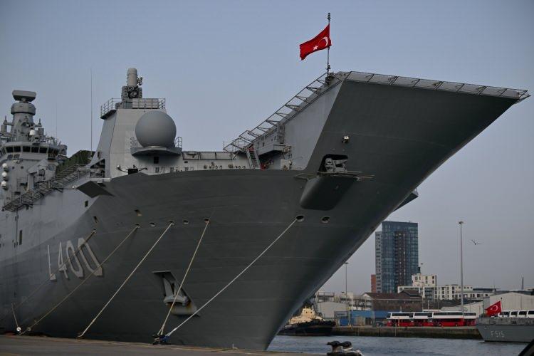 <p>İngiltere'nin Southampton Limanı'na ulaşan TCG Anadolu'da d&uuml;zenlenen etkinlikte T&uuml;rk savunma sanayisinin g&uuml;c&uuml; sergilendi. &Uuml;st d&uuml;zey katılımla ger&ccedil;ekleşen programda, T&uuml;rkiye'nin NATO'ya katkısı ve yerli &uuml;retim kapasitesi vurgulandı.</p>
