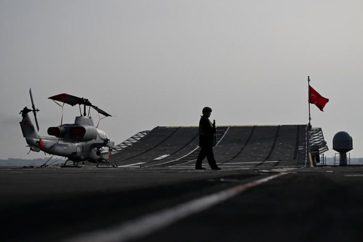 <p>İngiltere'nin Southampton Limanı'na demirleyen TCG Anadolu gemisinde, T&uuml;rk savunma sanayisi &uuml;r&uuml;nlerinin tanıtıldığı etkinlik ger&ccedil;ekleştirildi.</p>
