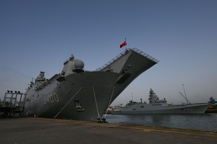 <p>Etkinliğe T&uuml;rkiye'nin Londra B&uuml;y&uuml;kel&ccedil;isi Osman Koray Ertaş, T&uuml;rkiye'nin Londra Başkonsolosu B&uuml;y&uuml;kel&ccedil;i Hasan Ulusoy, Anadolu T&uuml;rk Deniz G&ouml;rev Kuvveti Komutanı T&uuml;mamiral Mevl&uuml;t Savaş Bilican, KKTC'nin Londra Temsilcisi B&uuml;y&uuml;kel&ccedil;i Aysan Mullahasan Atılgan, İngiltere'deki T&uuml;rk sivil toplum kuruluşlarnın temsilcileri, yabancı devlet temsilcileri ve yabancı ordu temsilcileri katıldı.</p>
