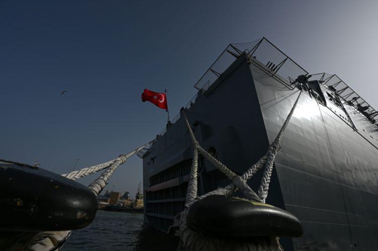 <p><span style="color:#B22222"><strong>"NATO TARİHİNDE İLK KEZ BİR DENİZ PLATFORMUNDAN HAVALANDI"</strong></span></p>

<p>Ziyaret&ccedil;ilerin, TCG Anadolu'yu gezebildiği ve tanıtılan &uuml;r&uuml;nleri yakından inceleyebildiği etkinlikte konuşan B&uuml;y&uuml;kel&ccedil;i Ertaş, T&uuml;rk Deniz Kuvvetleri unsurlarının, NATO&rsquo;nun Steadfast Dart 26 tatbikatına başarıyla katıldığını, g&ouml;revlerini tamamlayan personelin Avrupa&rsquo;nın farklı b&ouml;lgelerinde d&uuml;zenlenecek yeni tatbikatlara iştirak ettikten sonra yaklaşık 4 aylık deniz g&ouml;revini tamamlayarak yurda d&ouml;neceğini belirtti.</p>
