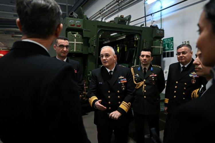 <p>T&uuml;rkiye&rsquo;nin g&uuml;&ccedil;l&uuml; deniz kapasitesinin ve savunma sanayisi kabiliyetlerinin &ouml;nemine işaret eden Ertaş, NATO tarihinde ilk kez bir deniz platformundan havalanan Bayraktar TB3 SİHA&rsquo;nın milli m&uuml;himmatla hareketli hedeflere atış ger&ccedil;ekleştirdiğini ifade etti.</p>

<p>&nbsp;</p>
