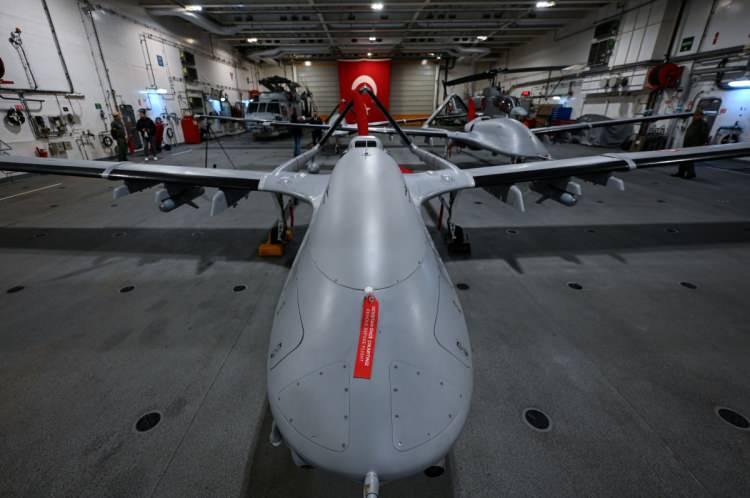 <p><span style="color:#B22222"><strong>SOUTHAMPTON KIYILARINDAN G&Ouml;R&Uuml;LEBİLEN GURUR</strong></span></p>

<p>Southampton kıyısındaki bir&ccedil;ok noktadan g&ouml;r&uuml;lebilen TCG Anadolu gemisinin taşıdığı T&uuml;rk savunma sanayi &uuml;r&uuml;nleri, gemide yapılan etkinlikte tanıtıldı. Tanıtılan &uuml;r&uuml;nler arasında yerli silahlı insansız hava aracı (SİHA) Bayraktar TB3, zırhlı ara&ccedil;lar, yerli m&uuml;himmatlar ve askeri teknoloji &uuml;r&uuml;nleri yer aldı.</p>

<p>&nbsp;</p>
